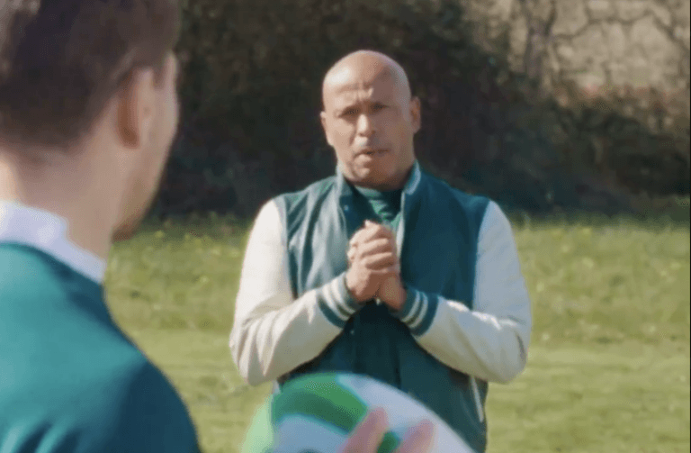 Antoine Dupont dévoile ses talents d'acteur avec Éric Judor