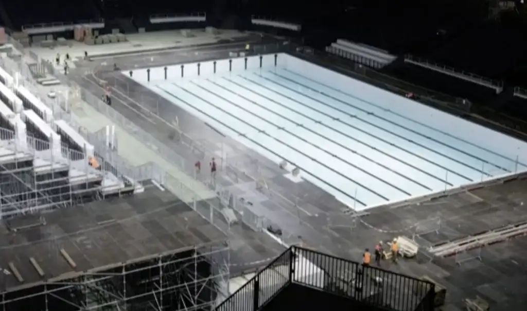 Les bassins olympiques de natation prennent corps dans l'Arena La Défense